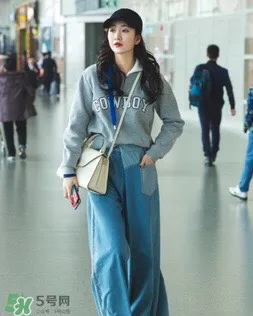 Valextra iside 26cm is a style that will never go out of style no matter how long it takes. It is a must-have item in celebrities’ wardrobes.